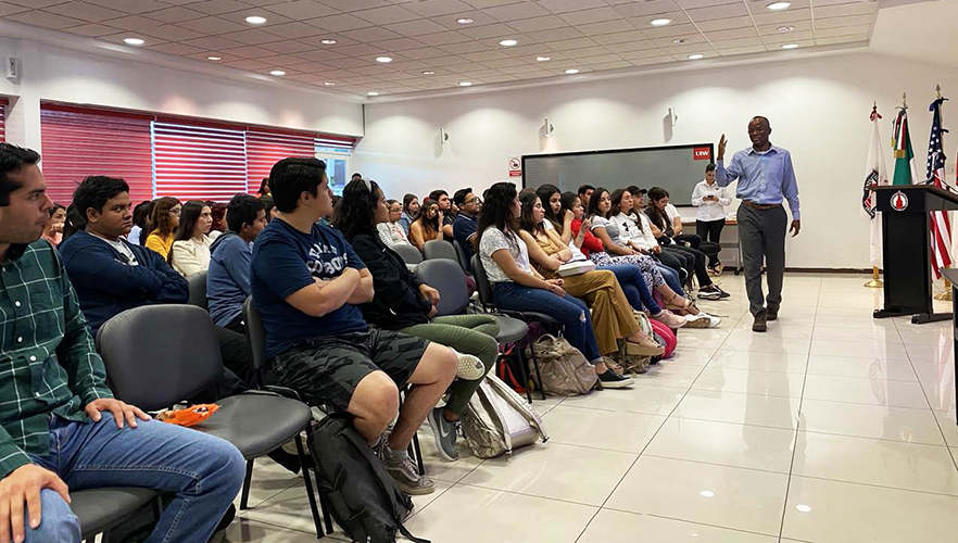 Dr. Oyedele speaks to Campus Bajio students