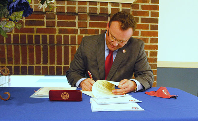 UIW president signs agreement 