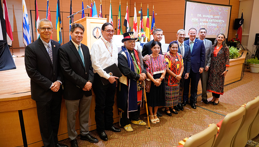 Rigoberta Menchú Tum with group