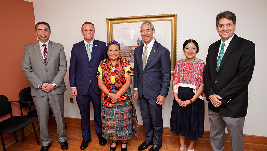 Rigoberta Menchú Tum event photo 3