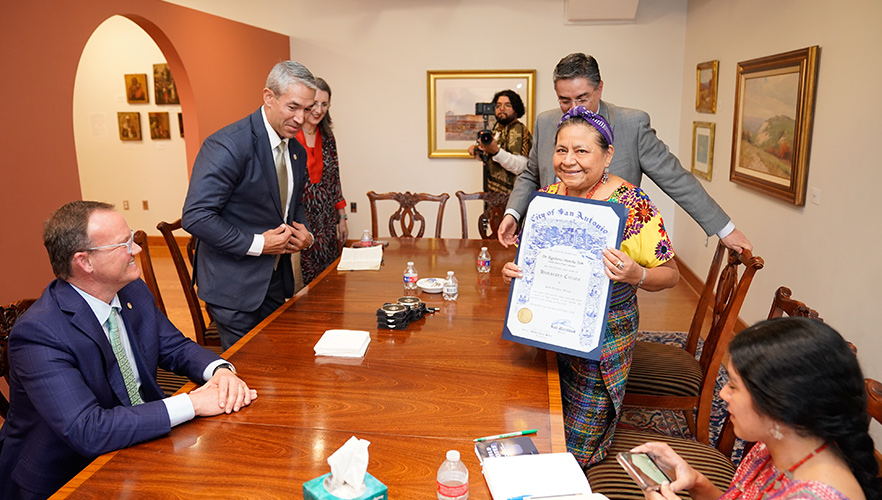 Rigoberta Menchú Tum event photo 4