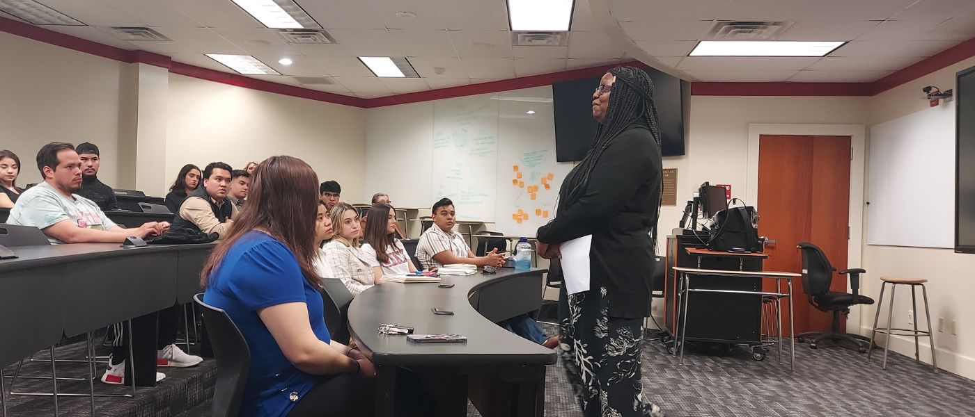 Shantel Wilkins speaks to UIW Business students