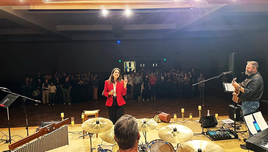 Mariana Be at event