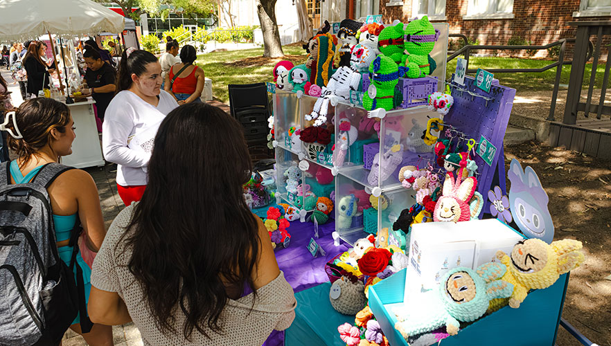 Students shopping