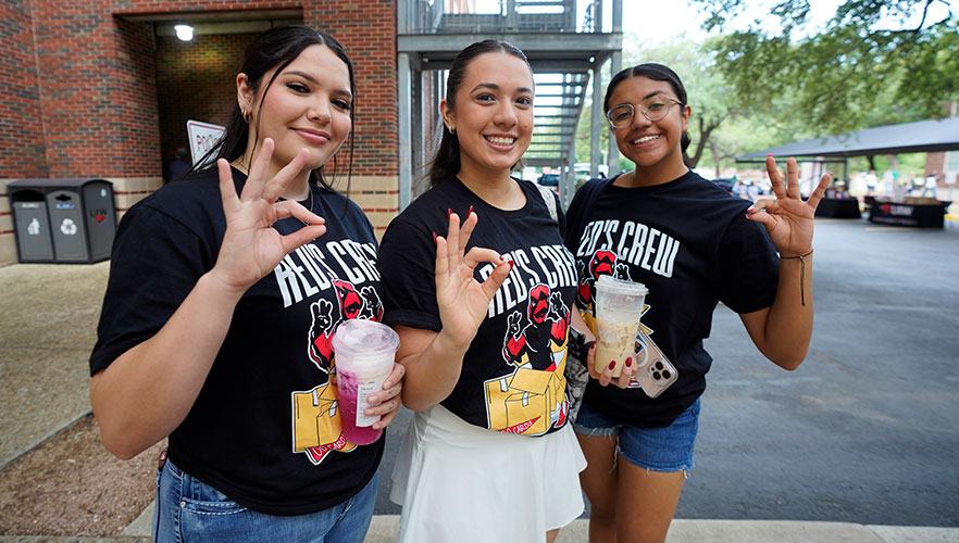 Students at move-in