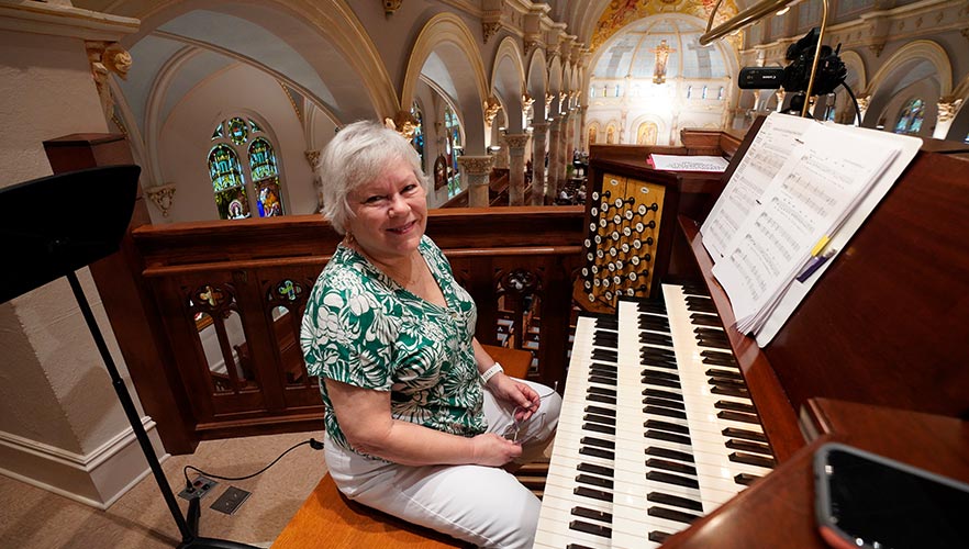 piano player