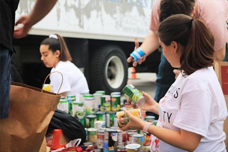 students working at food drive
